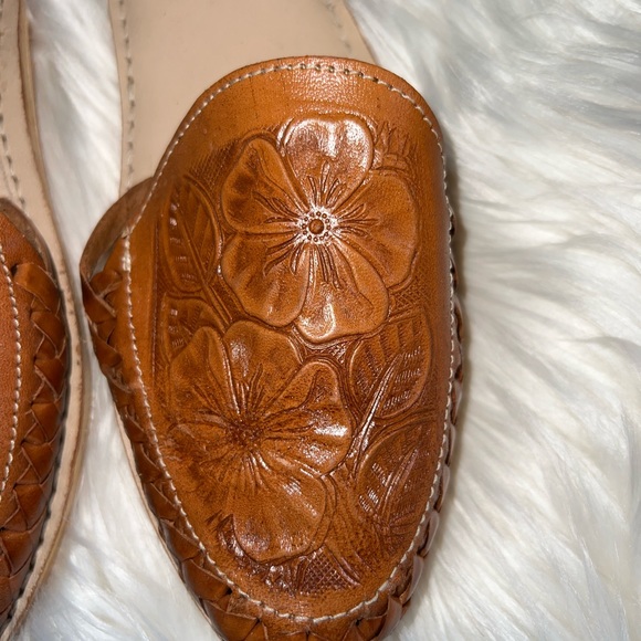 Authentic Embossed Huarache Sandles from Mexico. Flower design closed toe - Picture 3 of 10